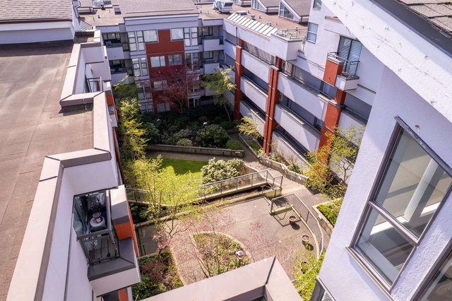 203 - 305 Lonsdale Avenue