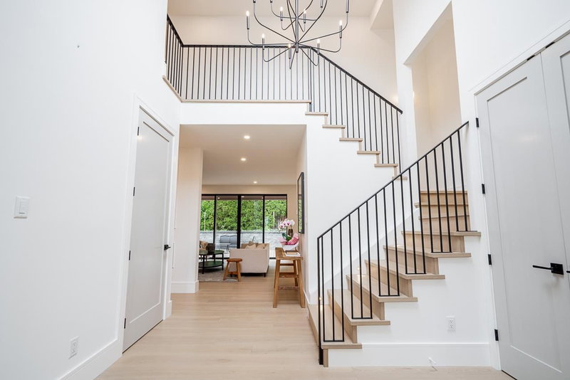 2318 Chantrell Park Drive, Surrey, V4A 9W8 | Image 2