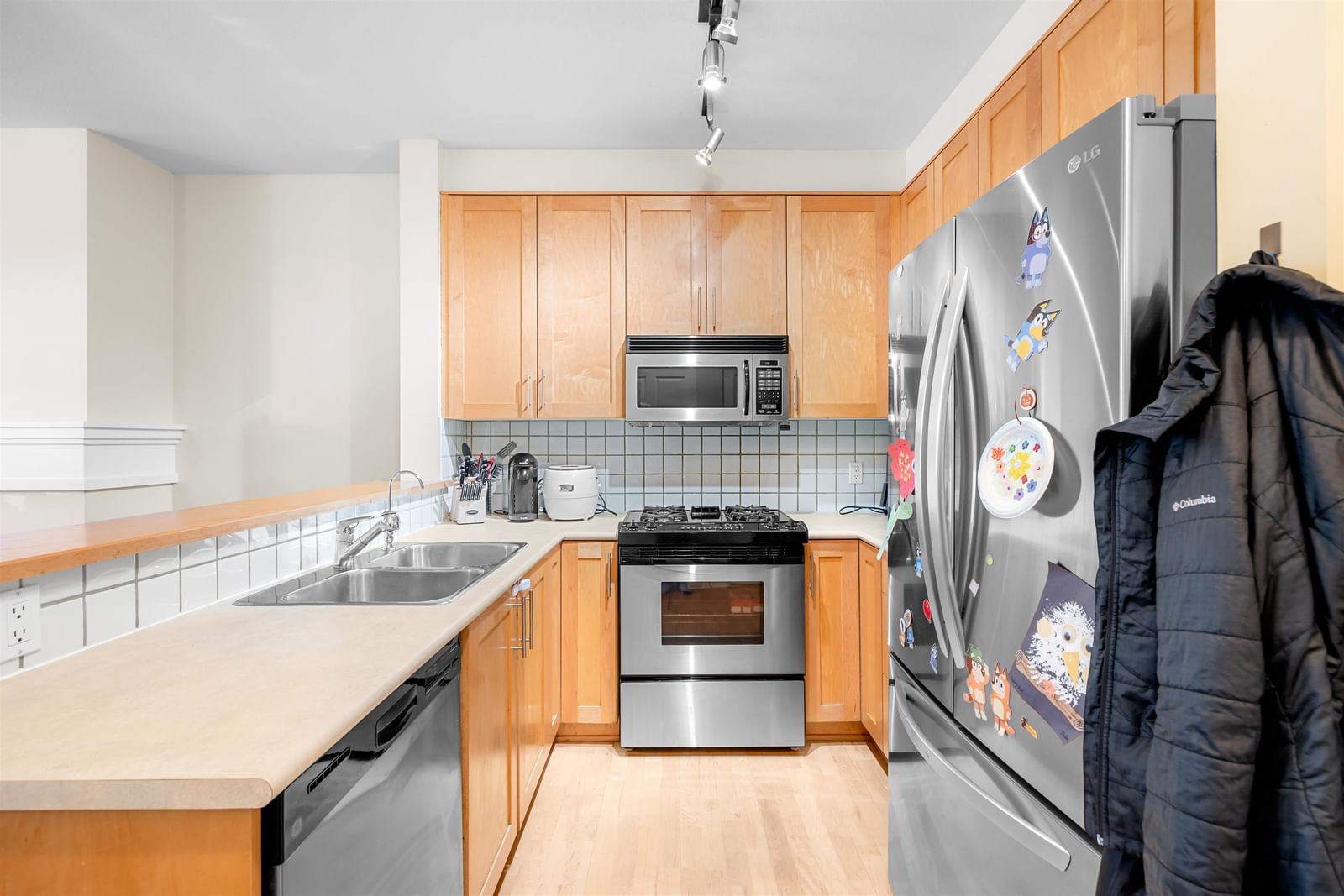 Listing Image 6