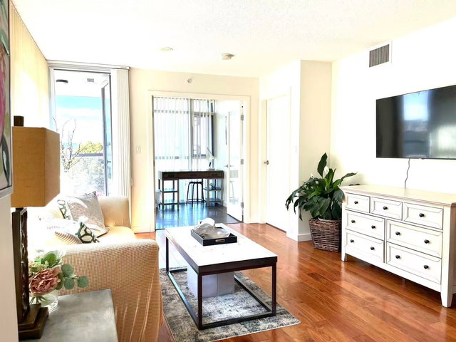 662 - 2080 Broadway W