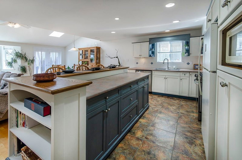 994 Weldon Court, Port Moody, V3H 1H4 | Image 3