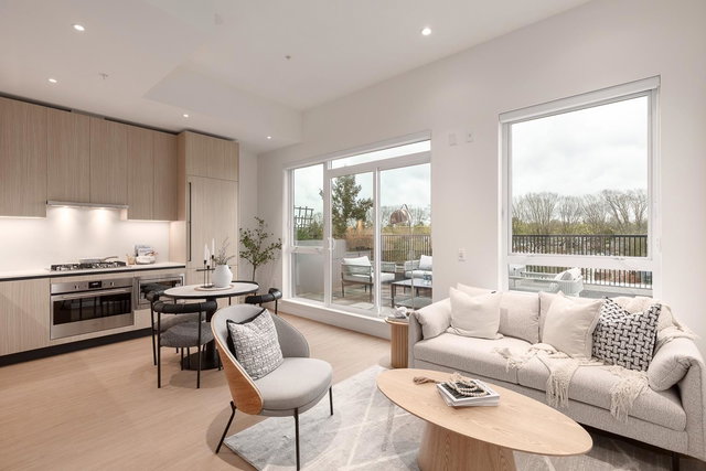 601 - 2235 Broadway E