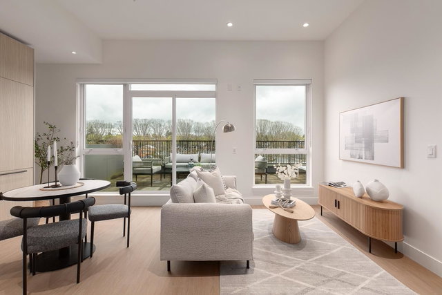 601 - 2235 Broadway E