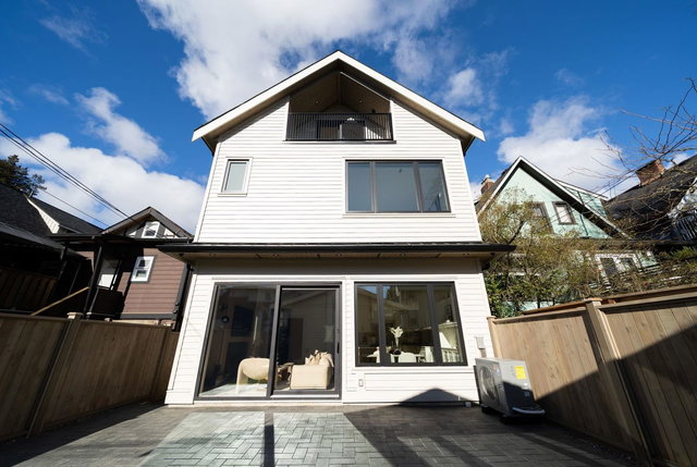 2 - 864 16th Avenue E