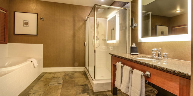 301/303 - 1376 Lynburne Place