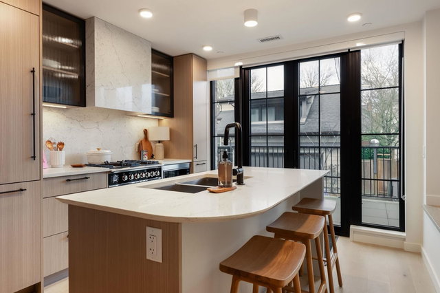 197 King Edward Avenue W