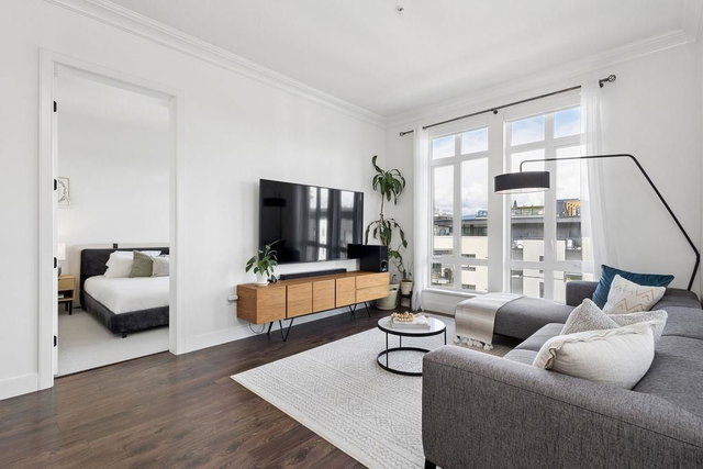 607 - 168 35th Avenue E