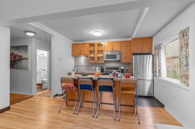 2 - 1879 Barclay Street