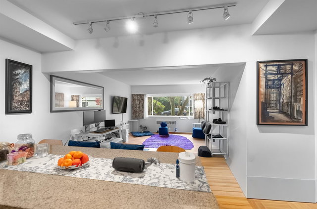 2 - 1879 Barclay Street