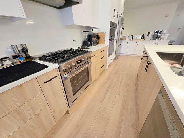 20 - 5201 Oakmount Crescent