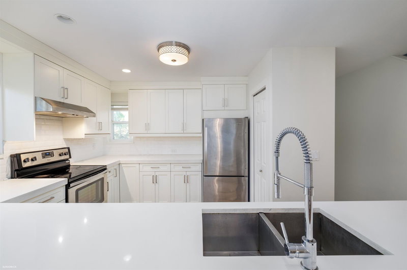 140 Shoreline Circle, Port Moody, V3H 5B3 | Image 3