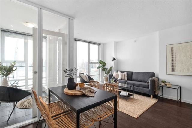 2602 - 111 Georgia Street W