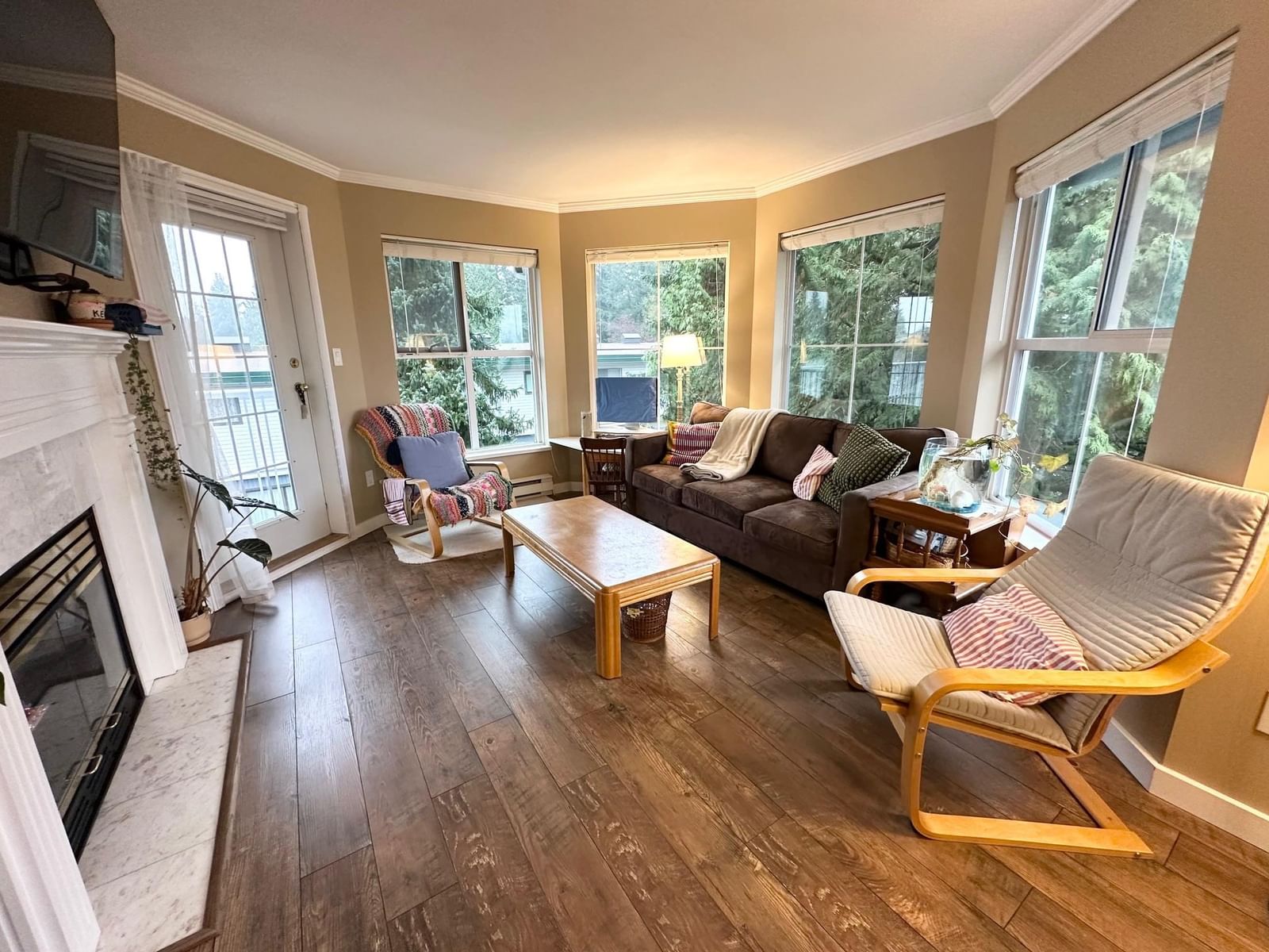 Listing Image 4