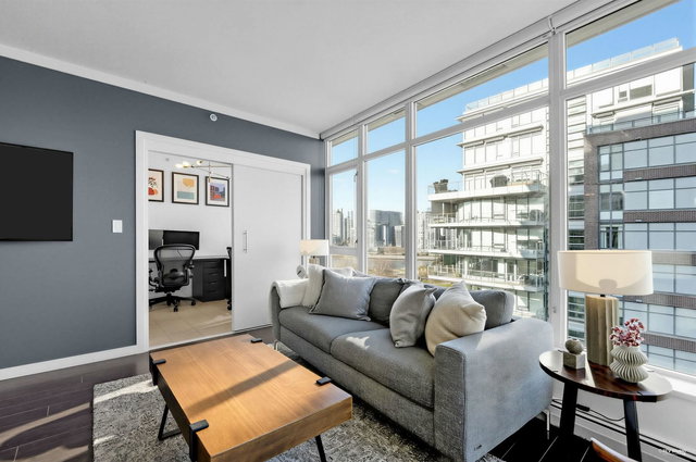 909 - 1708 Columbia Street