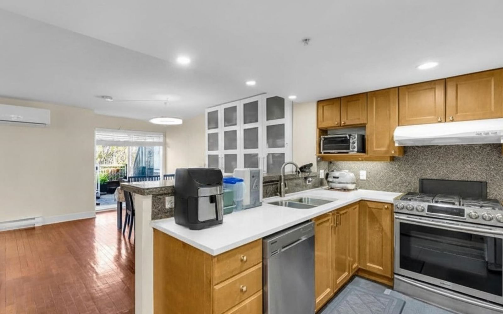 Listing Image 10