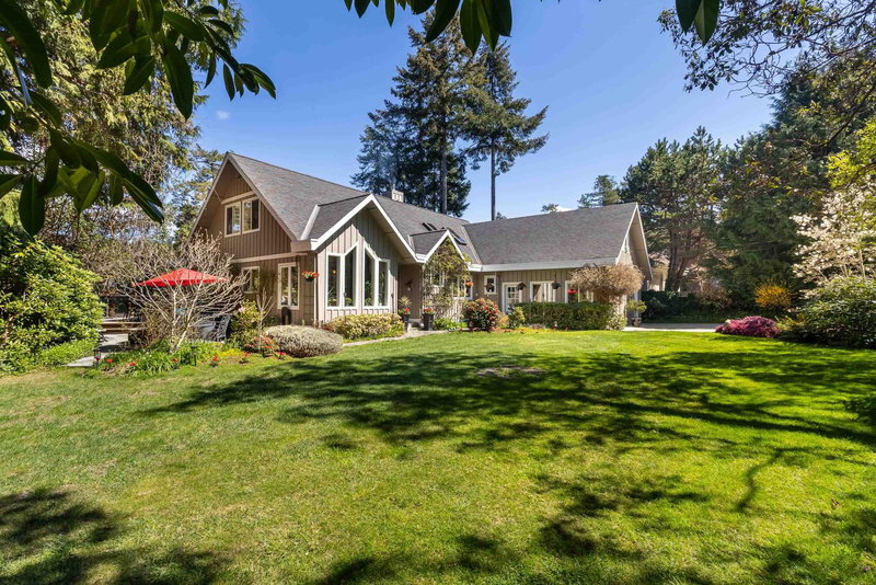 10040 Wescan Road, Halfmoon Bay, British Columbia