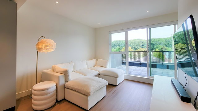 401 - 2235 Broadway E