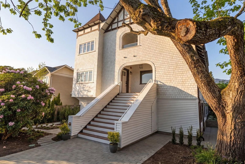 326 14th Street W #1, North Vancouver, British Columbia