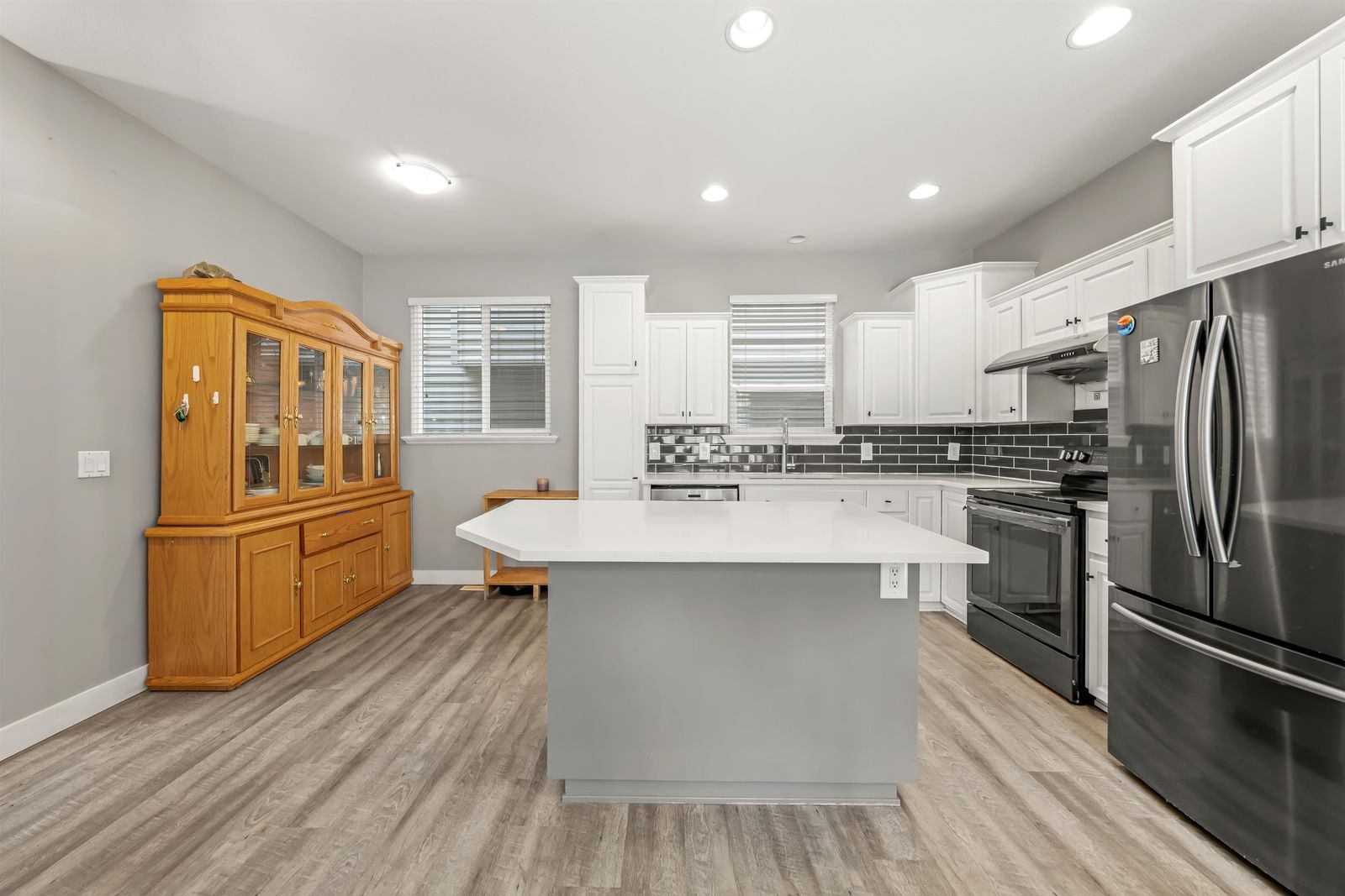 Listing Image 10