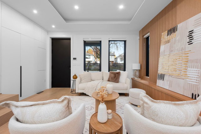 1 - 4889 Moss Street