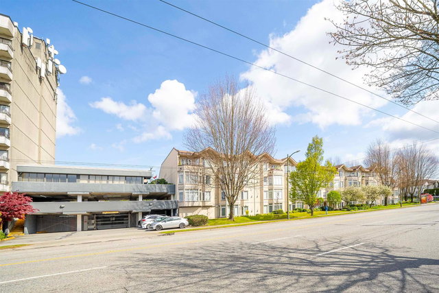 301 - 2677 Broadway Street E