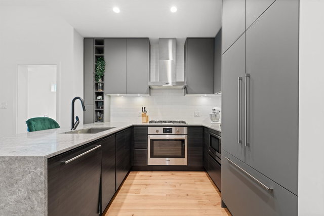 621 - 3131 Murray Street