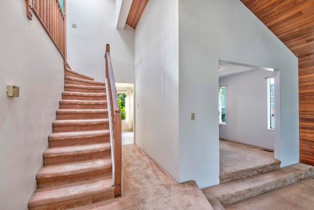 5202 Hollywood Drive