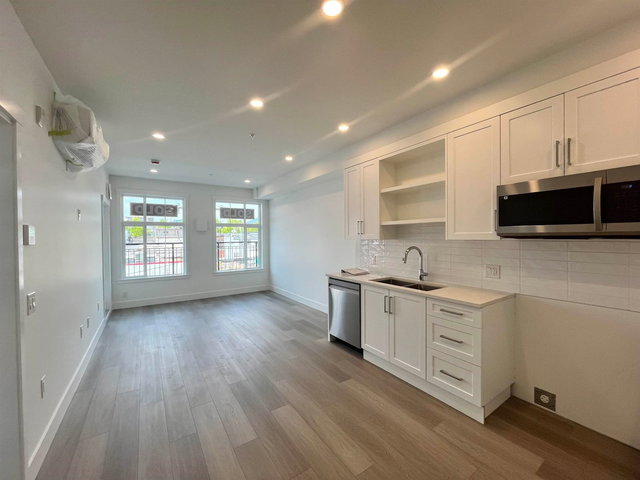 316 - 22348 North Avenue