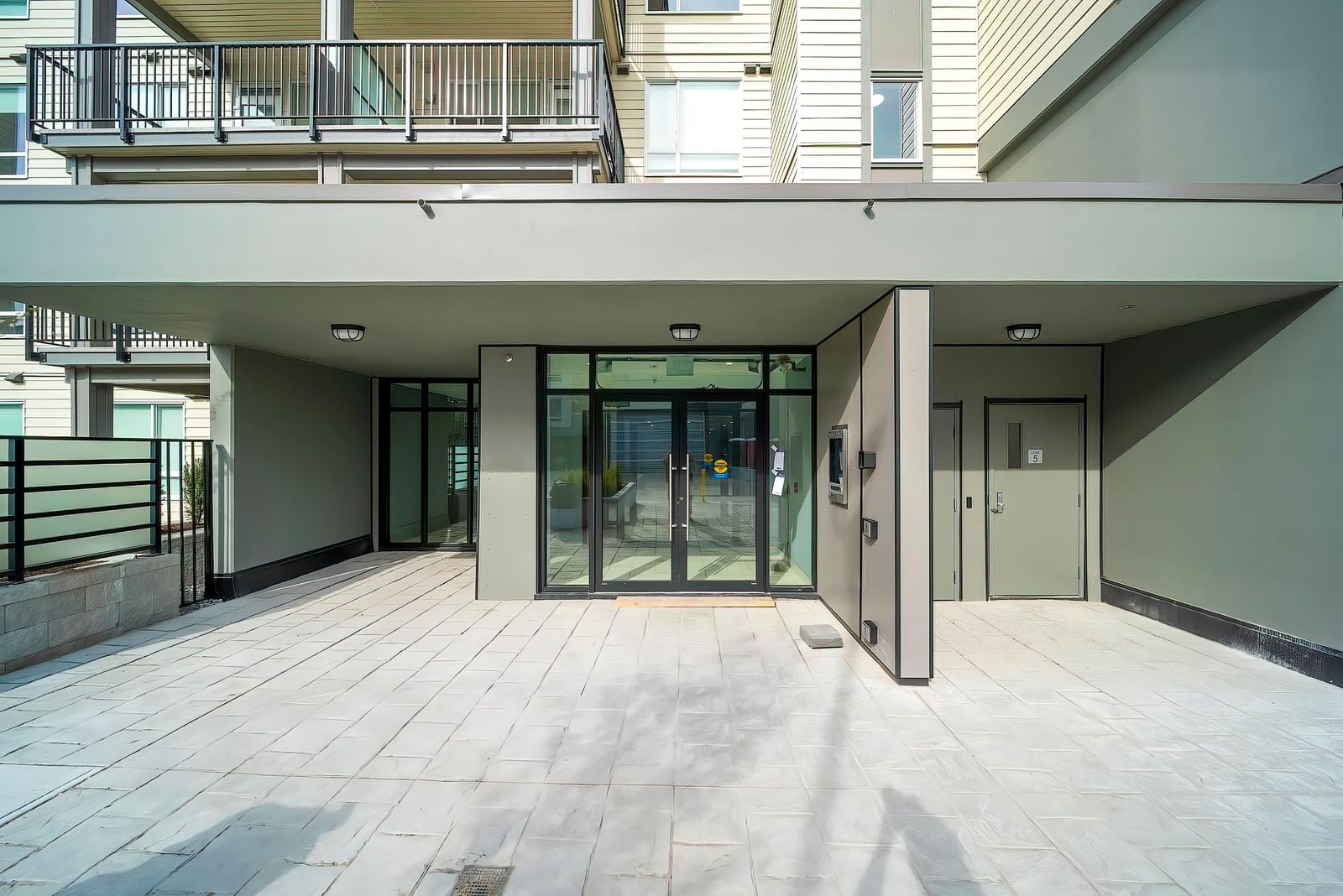 Listing Image 4