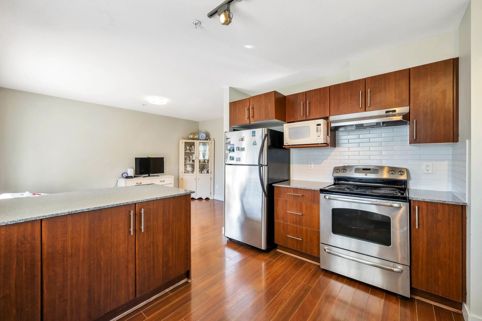 Listing Image 19