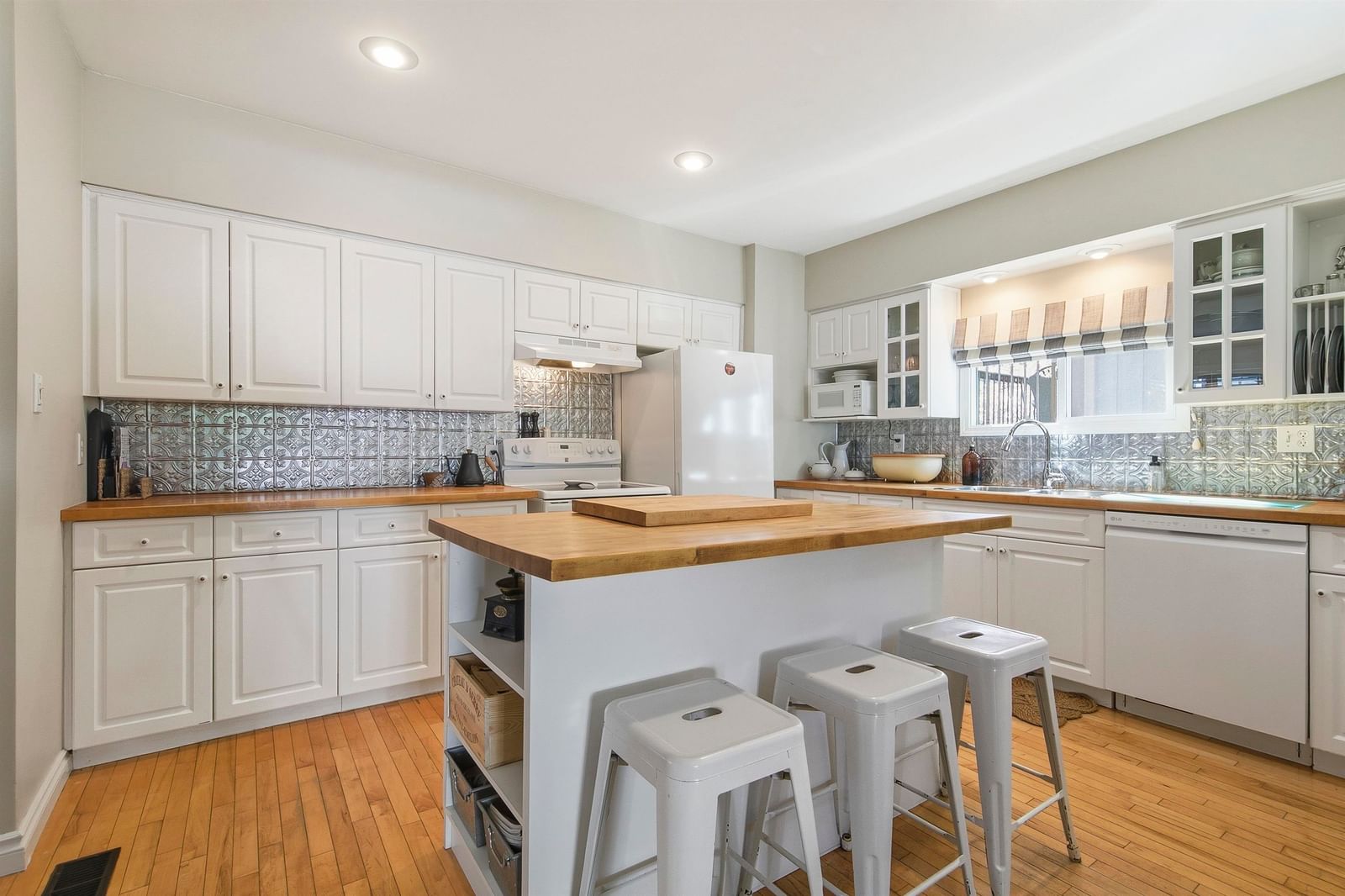 Listing Image 10