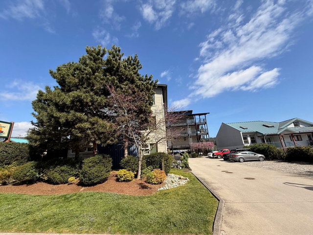 206 - 5604 Inlet Avenue