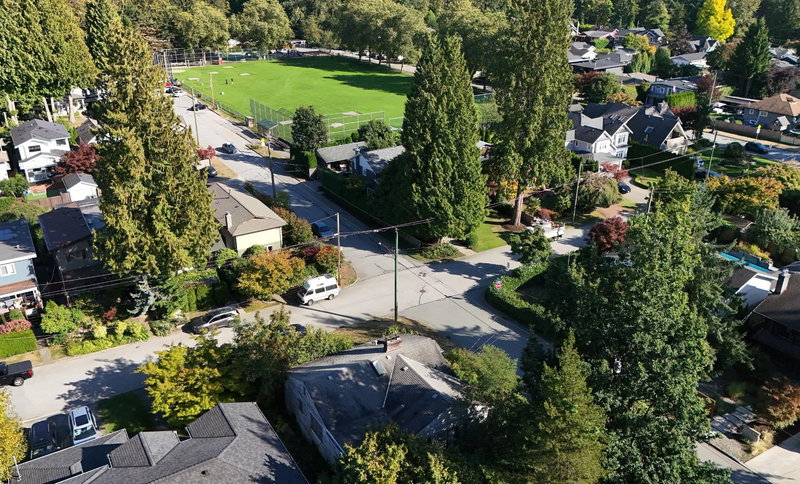 2405 Lloyd Avenue, North Vancouver, V7P 2P6 | Image 2