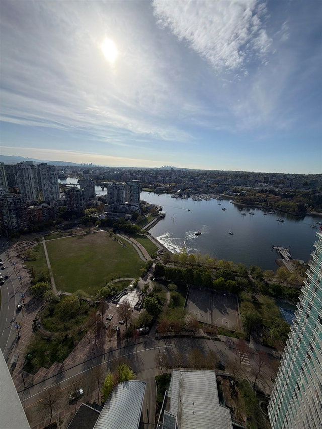 38** - 1402 1408 Strathmore Mews