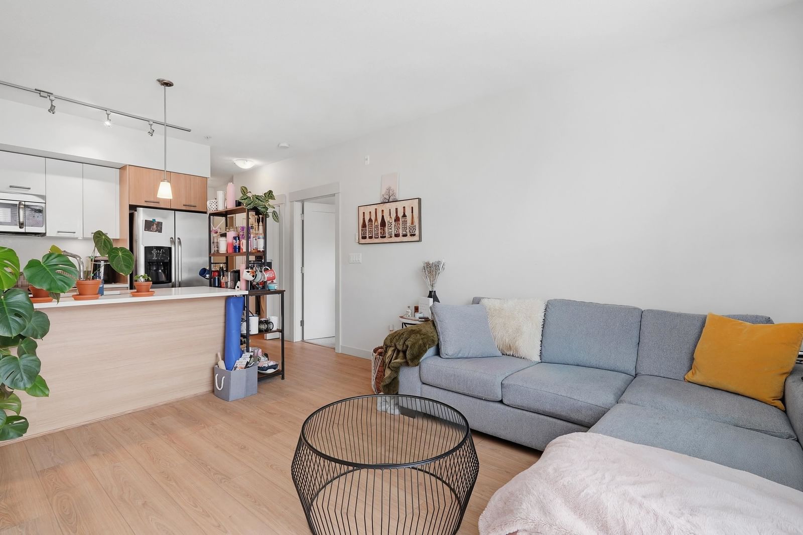 Listing Image 4