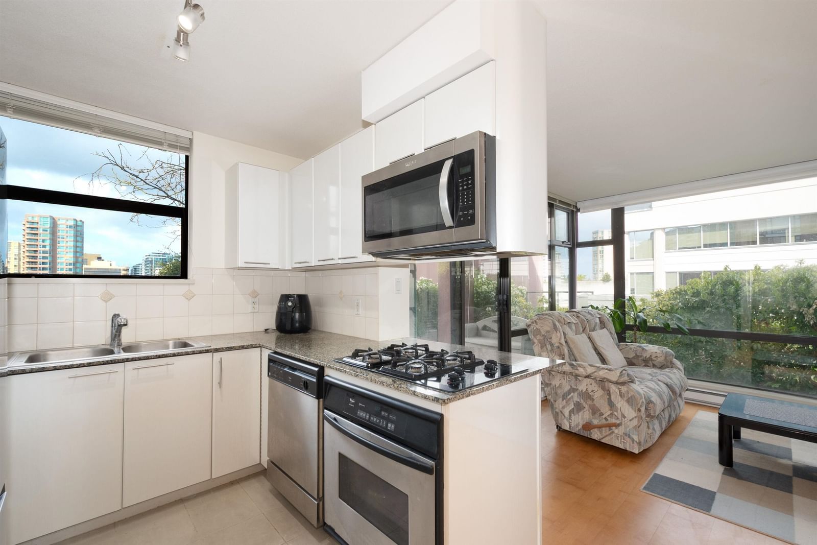 Listing Image 12