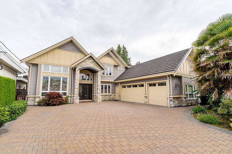 9028 Pinewell Crescent