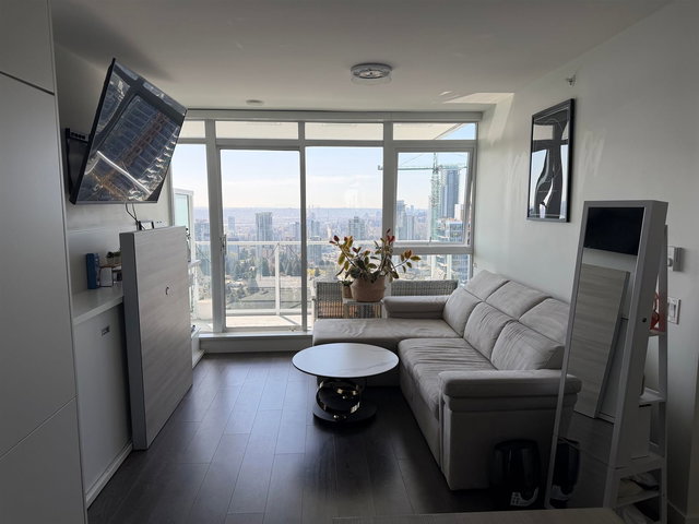 2706 - 657 Whiting Way