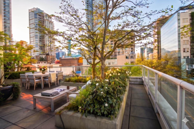 402 - 480 Robson Street