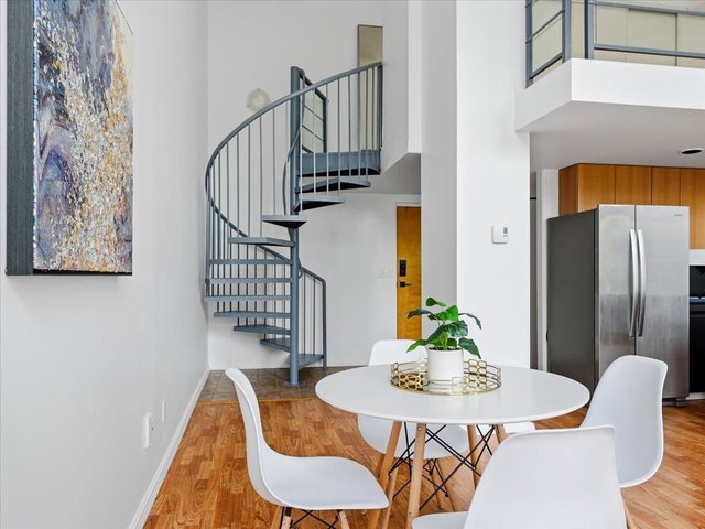 512 - 933 Seymour Street