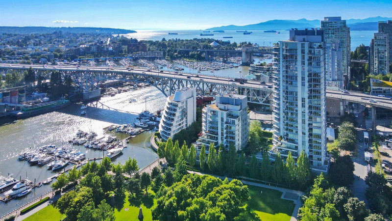 TH105 - 638 Beach Crescent