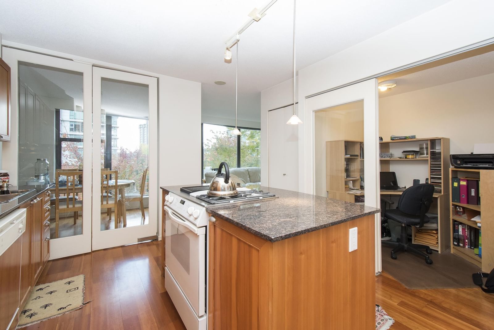 Listing Image 4