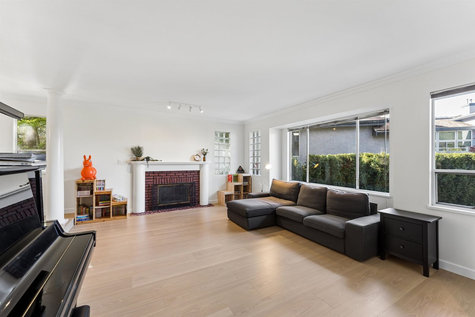 Listing Image 4