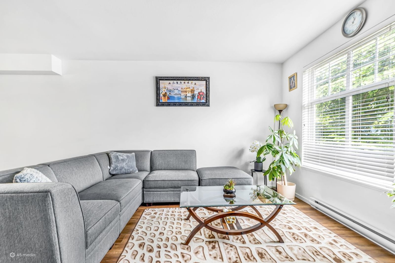 Listing Image 3