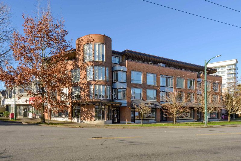 206 - 3089 Oak Street