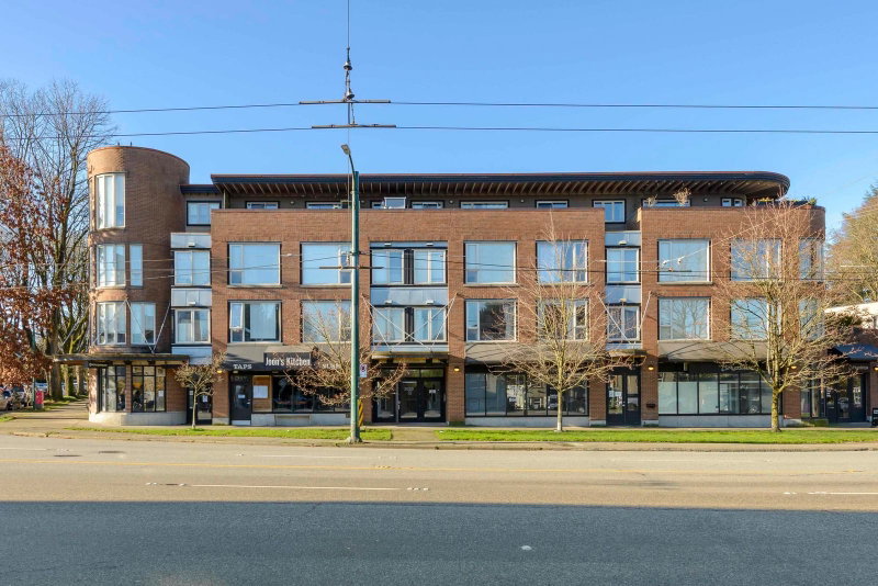 206 - 3089 Oak Street