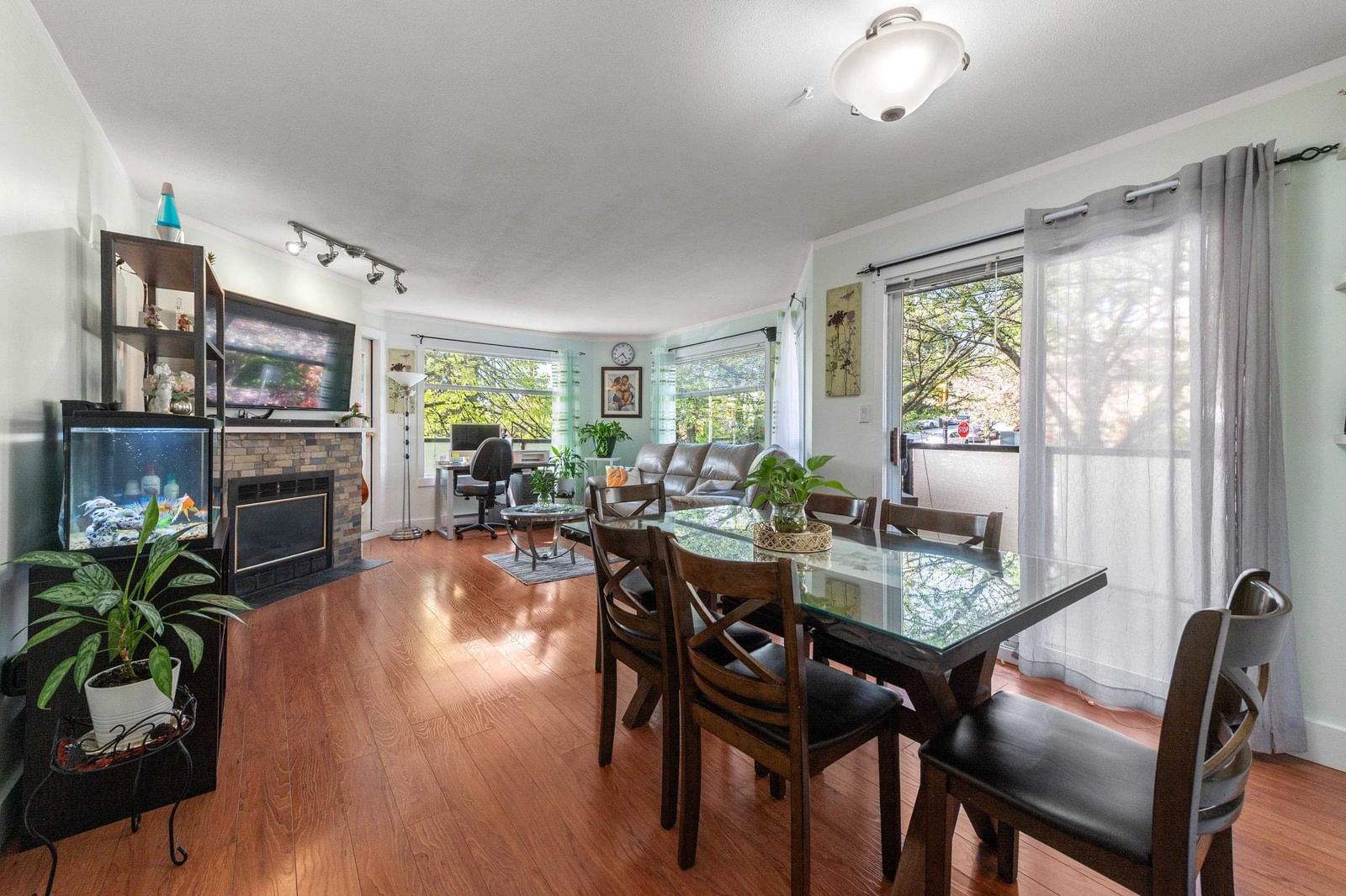 Listing Image 4