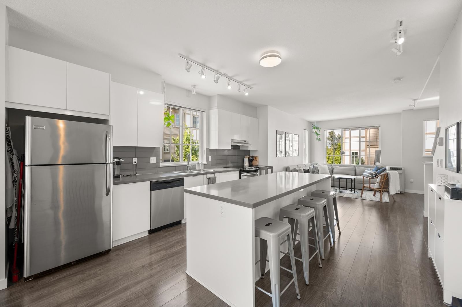 Listing Image 10