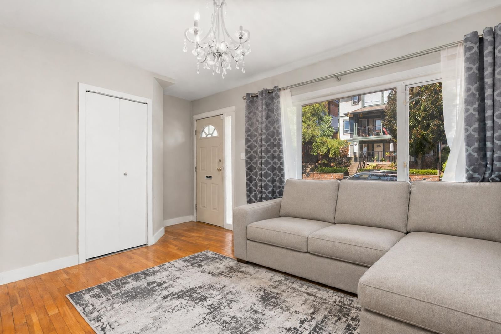 Listing Image 11