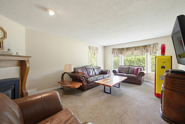 22724 76b Crescent